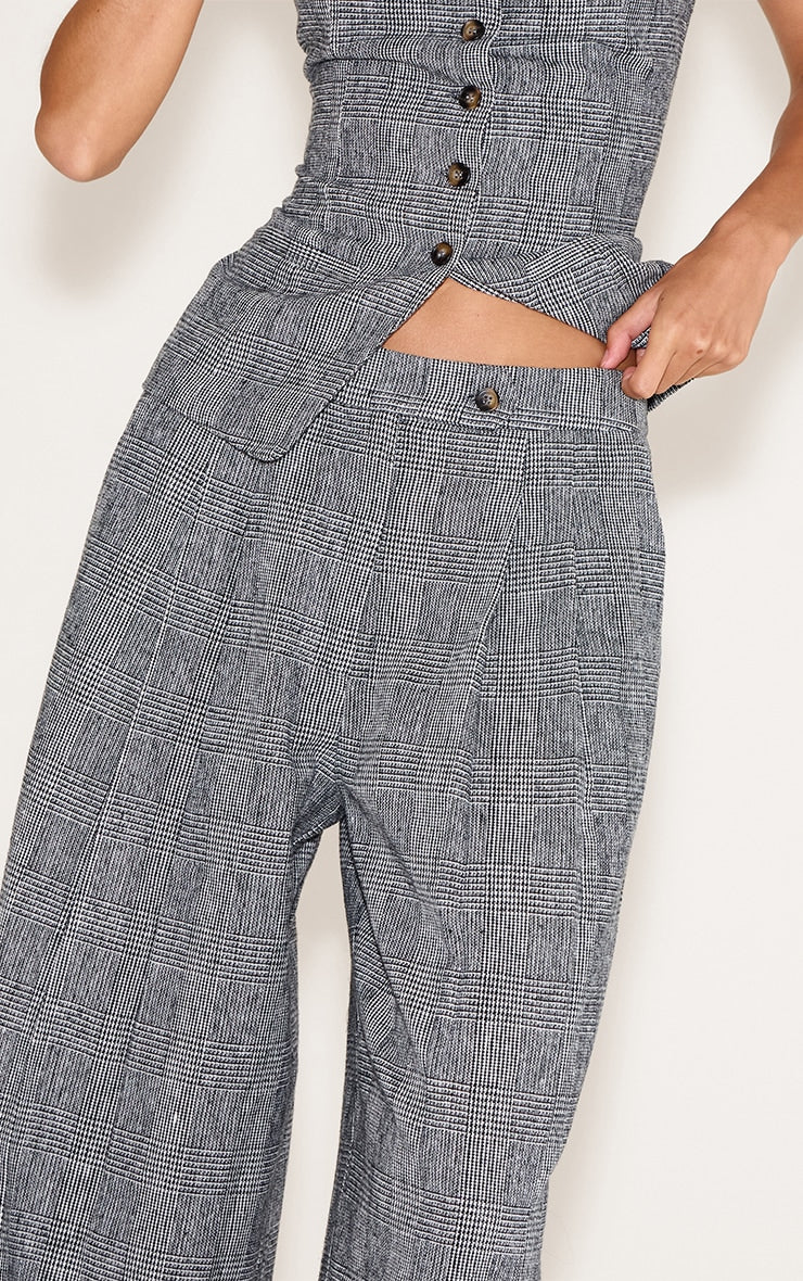 https://cdn-img.prettylittlething.com/d/e/d/8/ded8b9311049d94a6a2ba125c992d41c68b31cd4_CNO0667_4_grey_checked_straight_leg_trouser.jpg